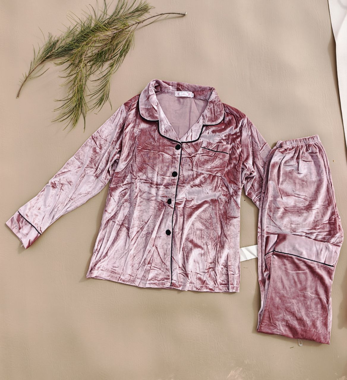 بيجامة بالقفله قطيفة